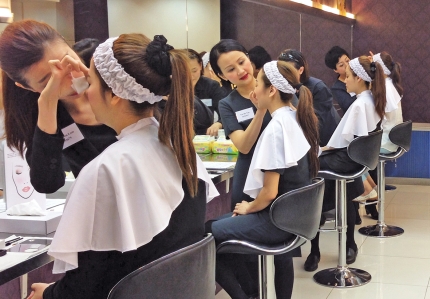 DFS Group的前線美容顧問都要在DFS 美容及香水學院接受培訓，學習基本甚至進階的美容知識。