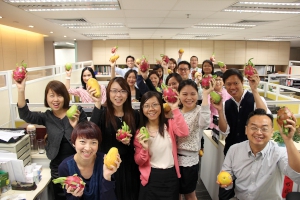 新創建集團關注員工健康，每周設有水果日，向每位員工派發水果，推廣健康飲食習慣。