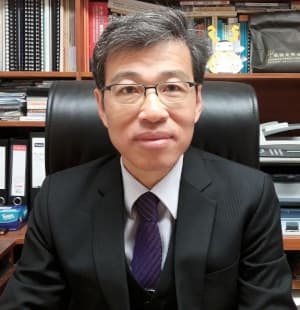 戴伯成現任東華三院邱金元中學校長