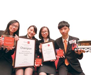 ﹙左起﹚香港城市大學四名學生簡朗然、譚穎怡、楊偲穎及林僑俊合組的EASY隊伍以獨特又實用的流動服務車項目，獲得ACCA「商業策劃大比拚」大學生組冠軍。