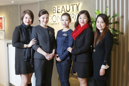 陳瑞娟(圖右二)指出，前線員工都會在DFS 美容及香水學院接受培訓，學習美容知識。